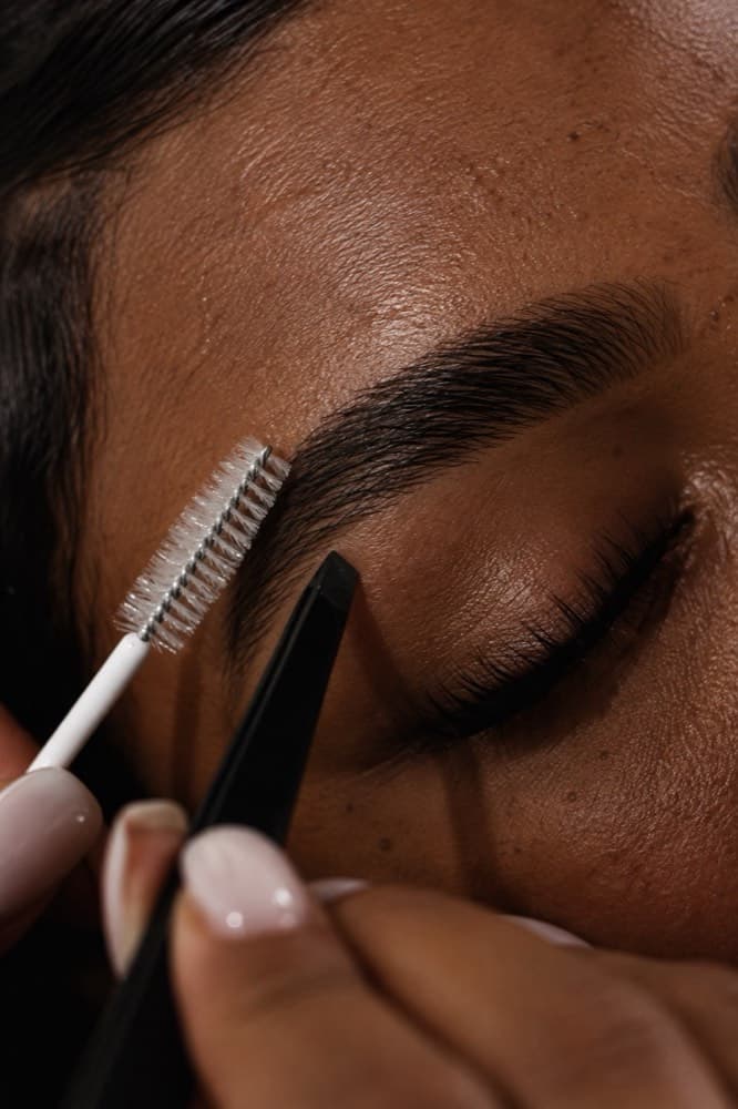 Soin des sourcils en institut de beauté