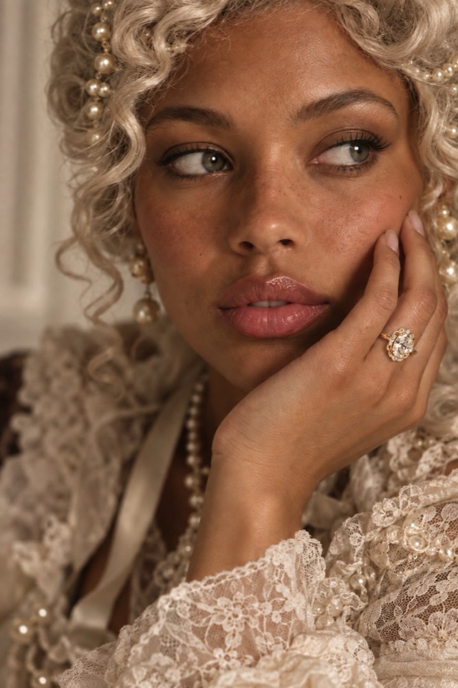 Portrait avec bague, univers marque bijoux