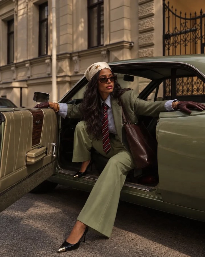 Tenue éditoriale vert sauge devant une voiture ancienne